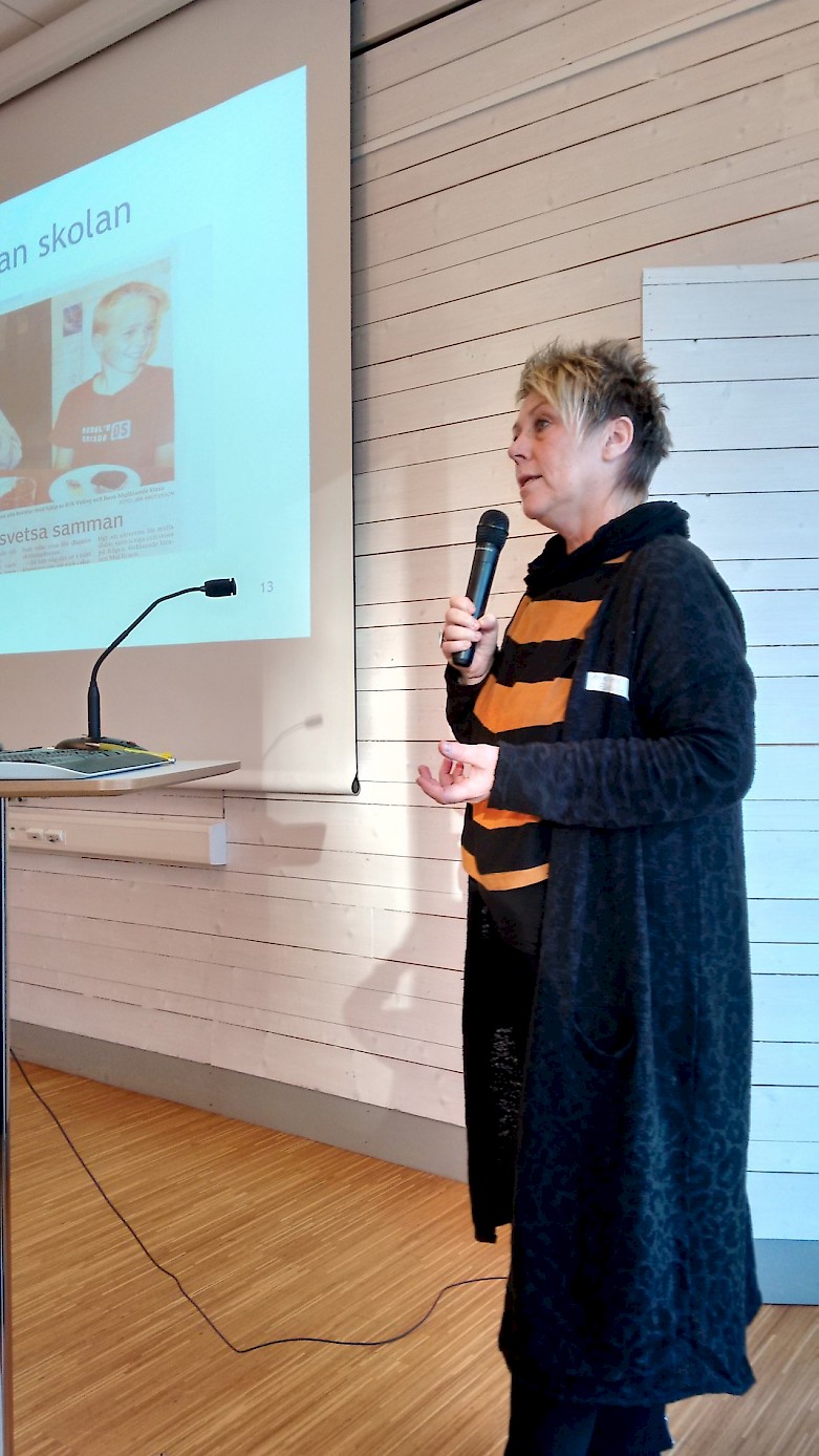 Anneli Djerf från Emmaboda föreläser om allaktiviteshuset Loket och verksamheten där.